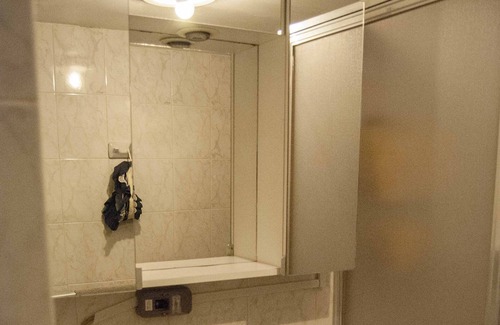 Chacao Apartamento | Comodo cuarto para 2 personas con baño privado en buena zona en Caracas.