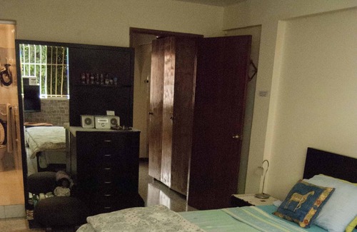 Chacao Apartamento | Comodo cuarto para 2 personas con baño privado en buena zona en Caracas.