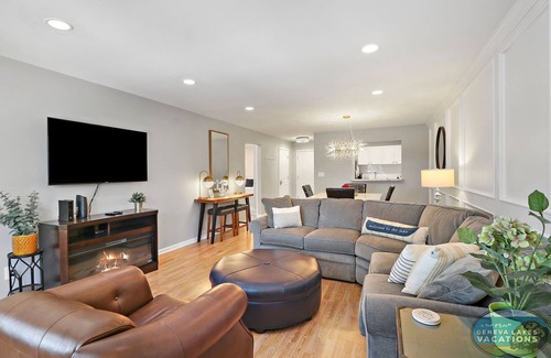 Lake Geneva Condominio | Comotose by the Lake- Beautiful condo with pool- Easy walk to lake!