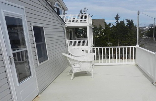 Ship Bottom Casa | Compact and cozy two-bedroom duplex sleeps six.