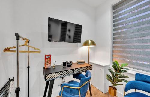 West Ealing Apartamento | Compact Living, Tiny Studio with Workspace