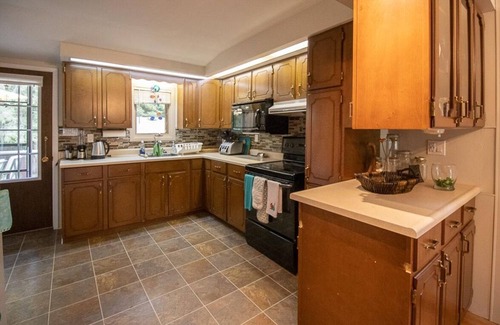 Sauble Beach Cabaña | Compass Cottage - Pool & 10 mins to Sauble Beach