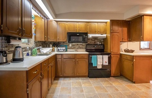 Sauble Beach Cabaña | Compass Cottage - Pool & 10 mins to Sauble Beach