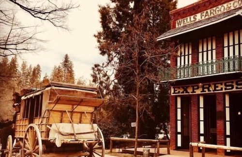 Sierra Village Casa | Compass EAST! A Boho Bungalow Fast Wi-Fi A/C