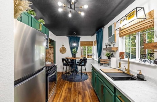 Sierra Village Cabina | Compass NORTH! A Boho Bungalow Fast Wi-Fi A/C