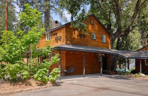 Sierra Village Cabina | Compass NORTH! A Boho Bungalow Fast Wi-Fi A/C