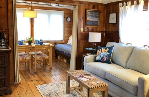 Dennis Cabaña | Compass Rose Cottage - Pasos para Flax Pond & Nature Trails