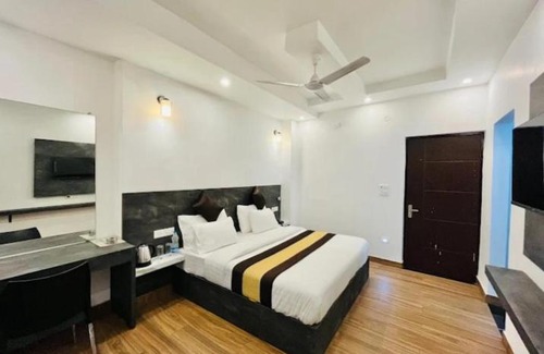 Bullawala Hotel | Compass rose