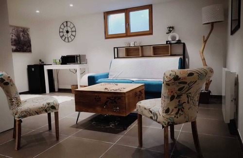 Maxilly-sur-Leman Apartamento | Complete accommodation with home cinema, pool table and private terrace.