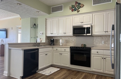 Thomas Drive Condominio | Completely renovated, huge balcony ocean front condo/beach chairs + umbrella!