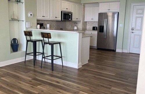 Thomas Drive Condominio | Completely renovated, huge balcony ocean front condo/beach chairs + umbrella!