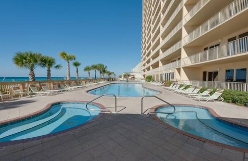 Thomas Drive Condominio | Completely renovated, huge balcony ocean front condo/beach chairs + umbrella!