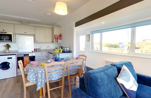 Hayle Apartamento | Completely refurbished and offers a bright and airy space, with a wonderful wrap around deck