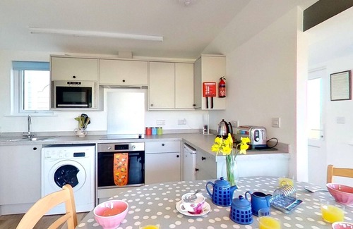 Hayle Apartamento | Completely refurbished and offers a bright and airy space, with a wonderful wrap around deck