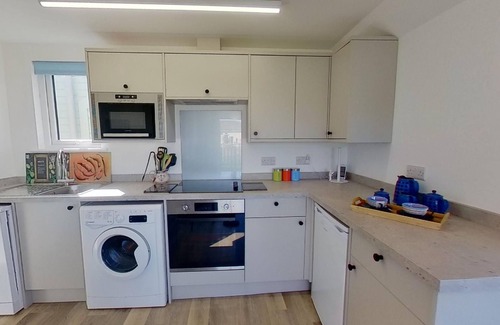Hayle Apartamento | Completely refurbished and offers a bright and airy space, with a wonderful wrap around deck