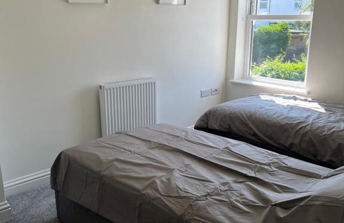 Epsom Casa | Completely refurbished home parking/close to shops