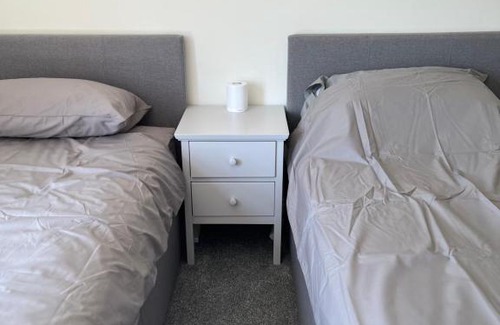 Epsom Casa | Completely refurbished home parking/close to shops