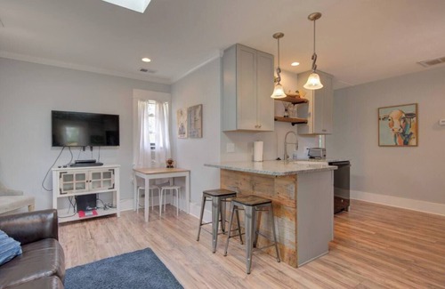 Palmer Lake Cabaña | Completely Remodeled Historical Cottage
