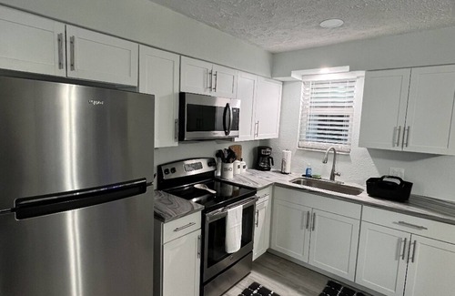 Port Richey Casa | Completely remodeled modern