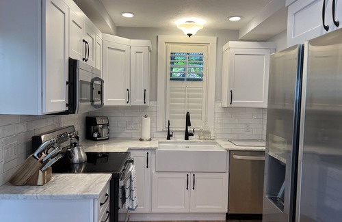 Bayou Oaks Casa | Completely remodeled four bedroom home in Sarasota, Fl. 100 yards to the ocean!