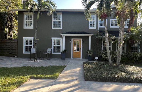Bayou Oaks Casa | Completely remodeled four bedroom home in Sarasota, Fl. 100 yards to the ocean!