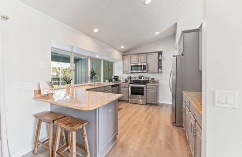 Port Saint Lucie Casa | Completely renovated! Private 3/2/2 heated pool home in Port St Lucie FL!