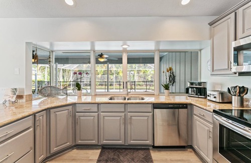 Port Saint Lucie Casa | Completely renovated! Private 3/2/2 heated pool home in Port St Lucie FL!
