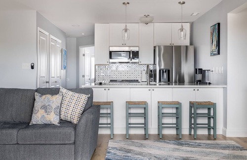 Emerald Isle Condominio | Completely renovated beach view Condo in Queens Court Resort!