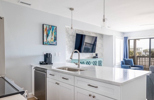 Emerald Isle Condominio | Completely renovated beach view Condo in Queens Court Resort!