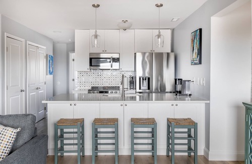 Emerald Isle Condominio | Completely renovated beach view Condo in Queens Court Resort!