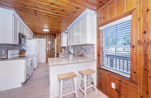 Moncks Corner Cabaña | Cabaña del lago con embarcadero, muelle, pozo de fuego y gran terraza!