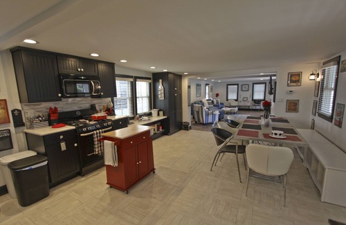 Village Green Casa | Casa histórica completamente renovada - La Casa Blanco y Negro