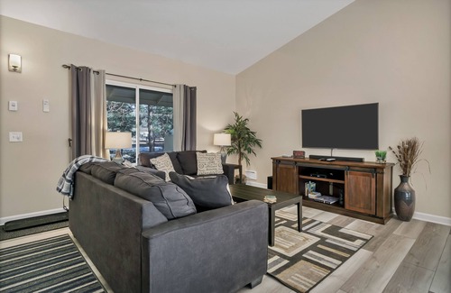 Deschutes River Woods Casa | Relajación de Riverwoods: bañera de hidromasaje, aire acondicionado, actualizado, patio grande, área boscosa cerca de la ciudad