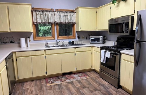 Sunset Casa | Complimentary boat slip! Affordable 3 Bed House-Pickleball! Close to Clemson!