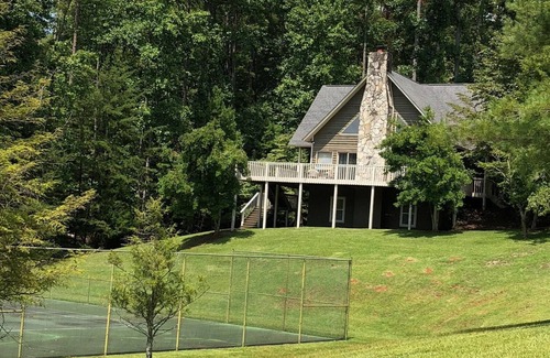 Sunset Casa | Complimentary boat slip! Affordable 3 Bed House-Pickleball! Close to Clemson!