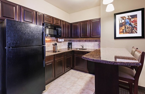 Fort Worth Condominio | Desayuno de cortesía + Wi-Fi gratis + Piscina al aire libre | ¡Suite a solo 30 minutos de Six Flags!