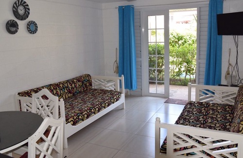Ocho Rios Complejo | Complimentary Wine At Fishermans Point Resort