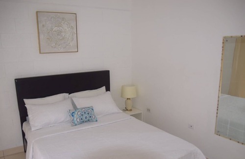 Ocho Rios Complejo | Complimentary Wine At Fishermans Point Resort