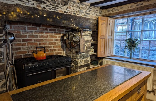 Llanfyllin Cabaña | COMPTON HOUSE, pet friendly, character holiday cottage in Llanfyllin