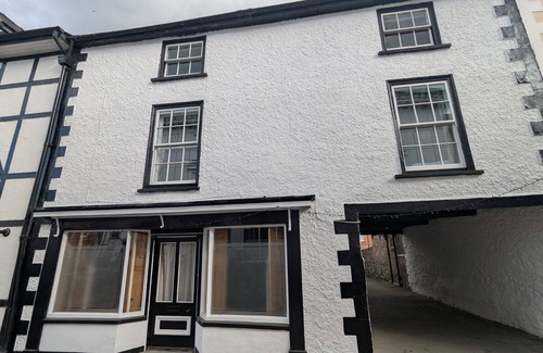 Llanfyllin Cabaña | COMPTON HOUSE, pet friendly, character holiday cottage in Llanfyllin