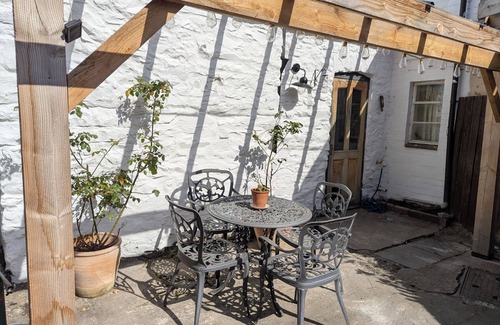 Llanfyllin Cabaña | COMPTON HOUSE, pet friendly, character holiday cottage in Llanfyllin
