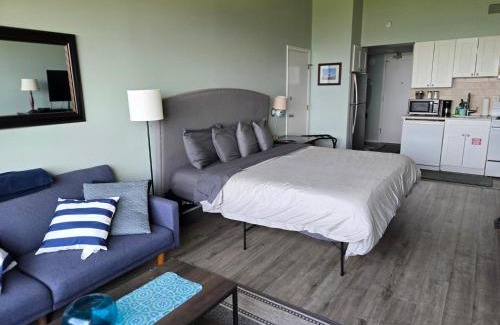 Weirs Beach Apartamento | Concerts! Lake Winni Views! Kitchen! Pool! Hot Tub!