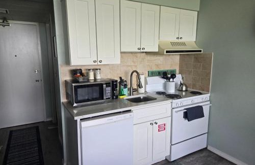 Weirs Beach Apartamento | Concerts! Lake Winni Views! Kitchen! Pool! Hot Tub!