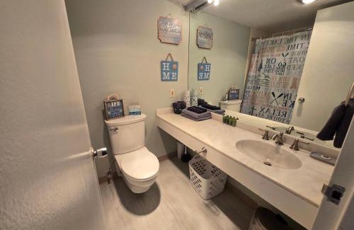 Weirs Beach Apartamento | Concerts! Lake Winni Views! Kitchen! Pool! Hot Tub!