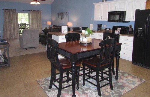 Hollister Condominio | Condo A-7 3 Bedroom Condo by Redawning