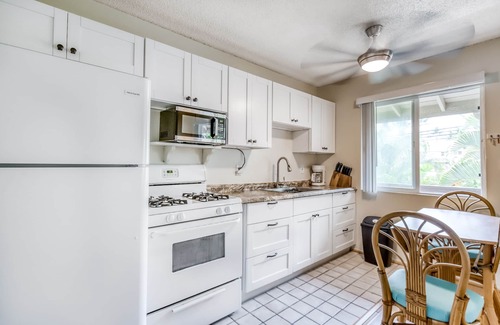 Kailua-Kona Condominio | Condo at oceanfront resort with lanai, pool, grill & sundeck - walk to beach