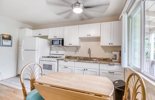 Kailua-Kona Condominio | Condo at oceanfront resort with lanai, pool, grill & sundeck - walk to beach