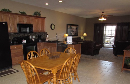Hollister Condominio | Condo B-3 3 Bedroom Condo by Redawning