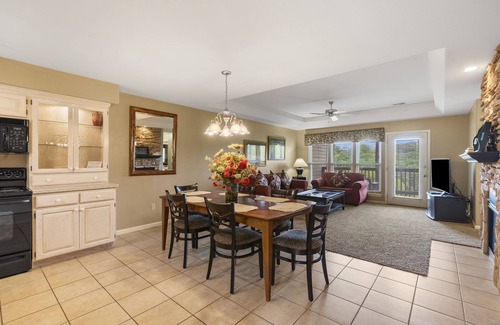 Branson West Condominio | Condo & Connecting Suite in a Lovely Gated Community