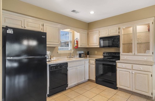 Branson West Condominio | Condo & Connecting Suite in a Lovely Gated Community